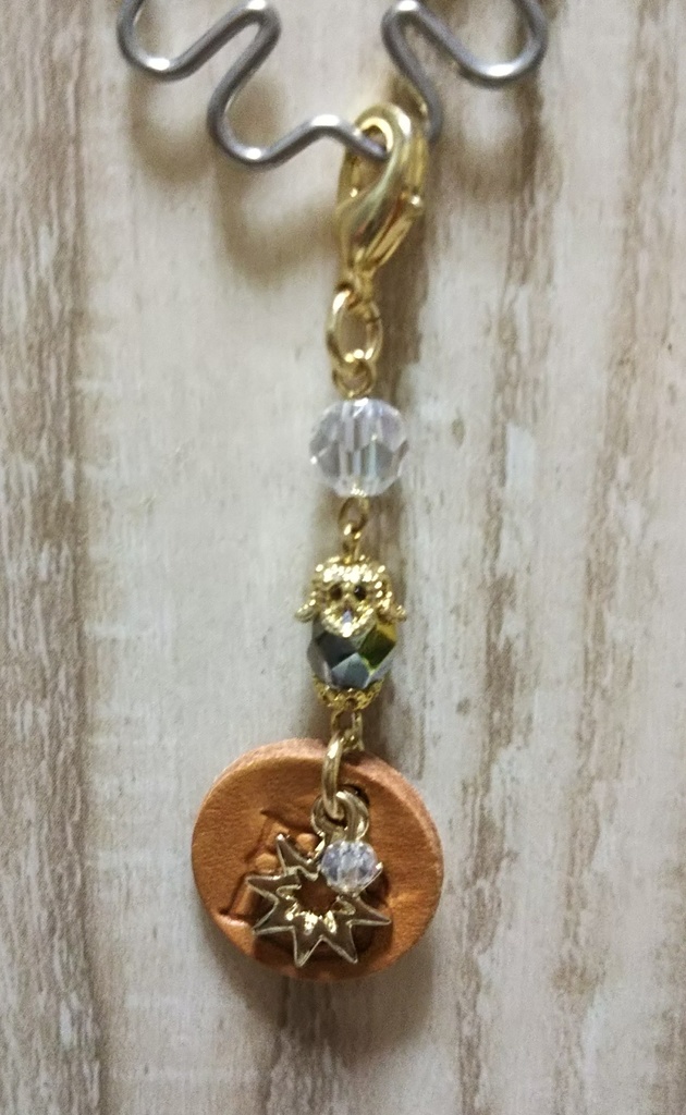 デュオの革タグ付きゴールドチャーム