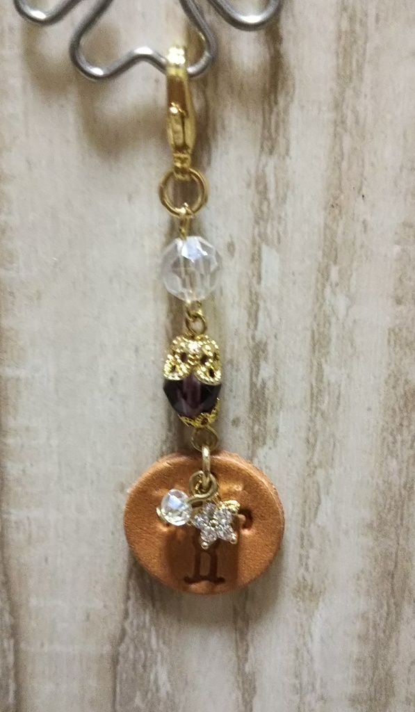 トロワの革タグ付きゴールドチャーム