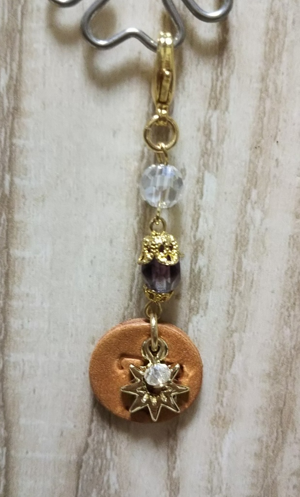 トロワの革タグ付きゴールドチャーム