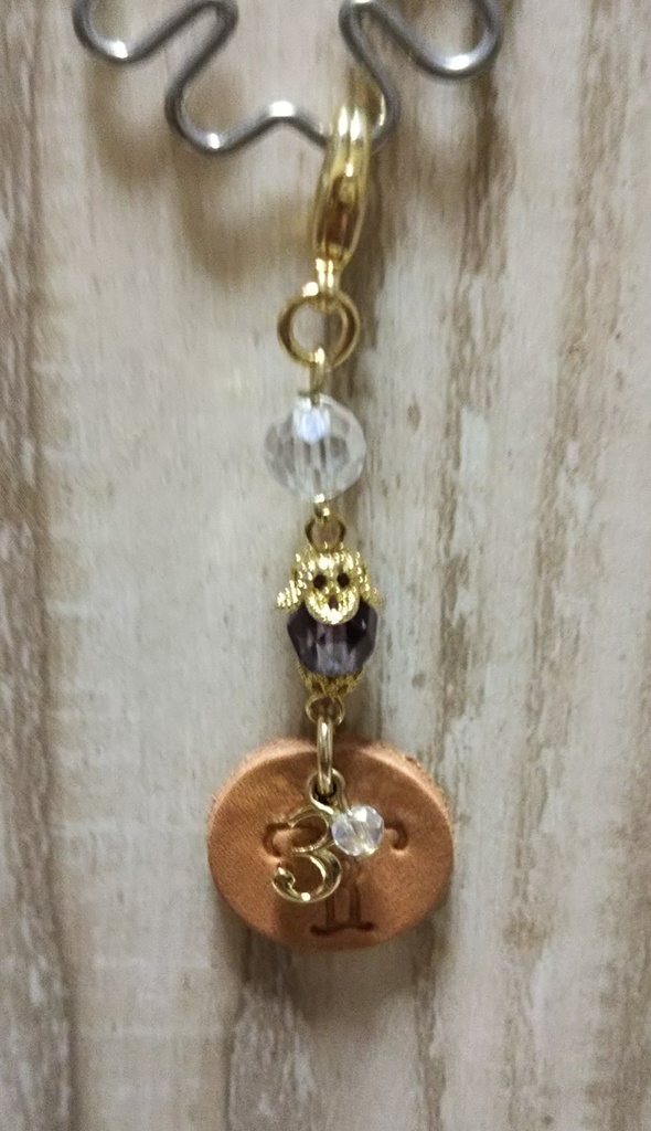 トロワの革タグ付きゴールドチャーム