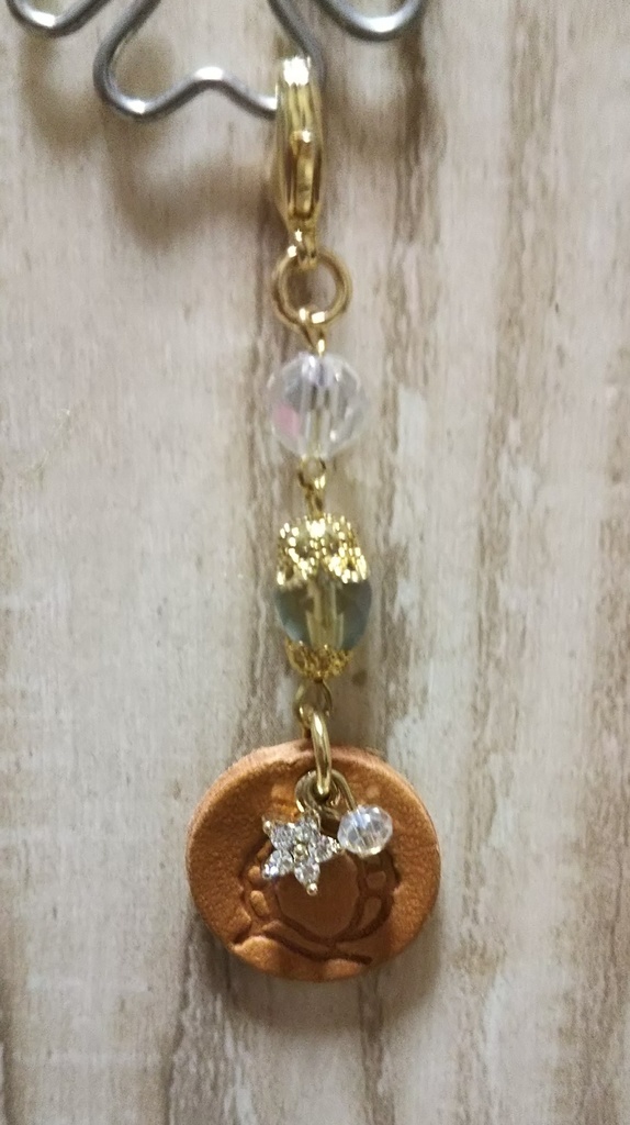 カトルの革タグ付きゴールドチャーム