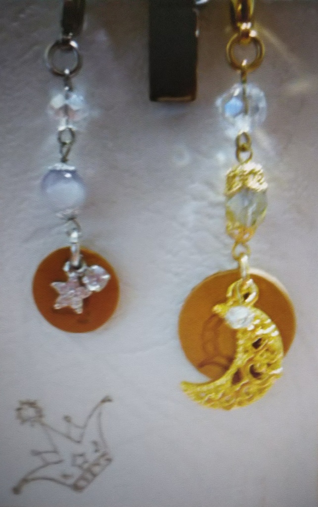 カトルの革タグ付きゴールドチャーム