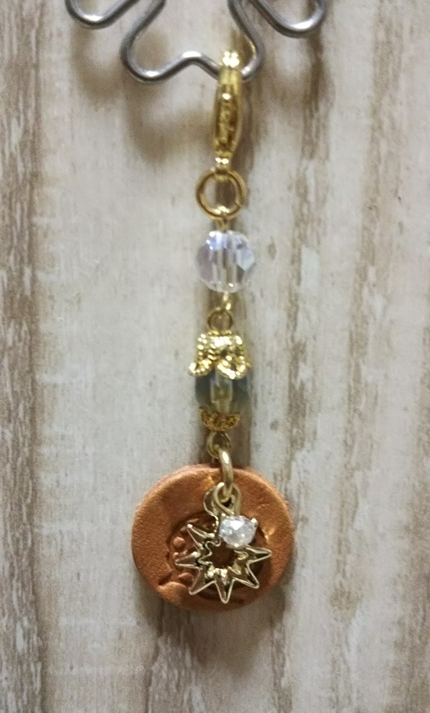 カトルの革タグ付きゴールドチャーム