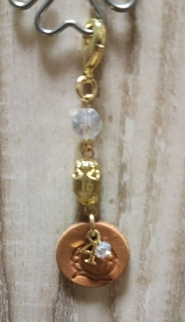 カトルの革タグ付きゴールドチャーム