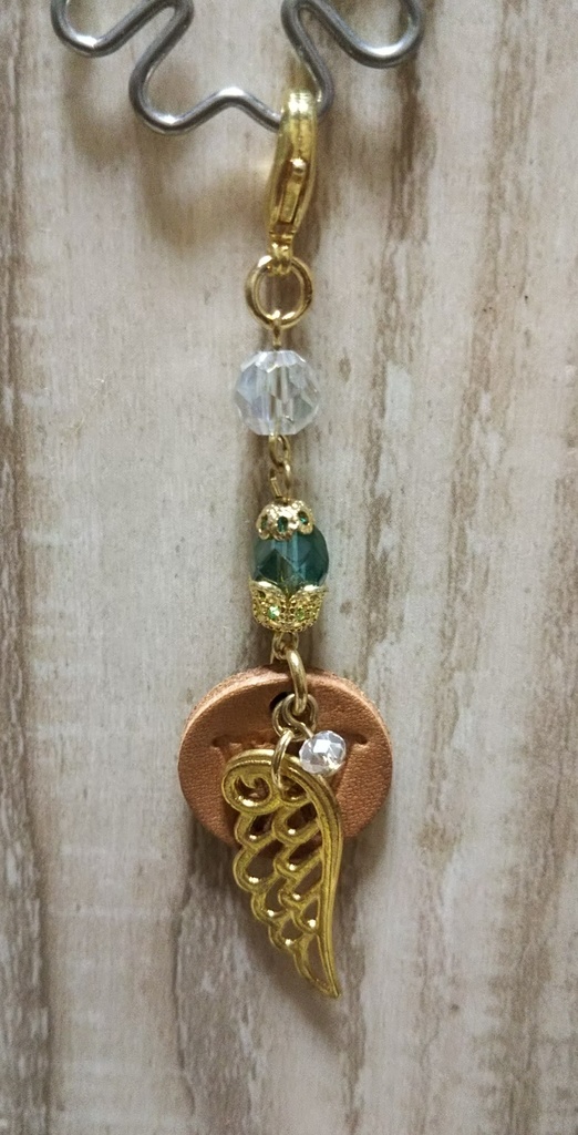 五飛の革タグ付きゴールドチャーム