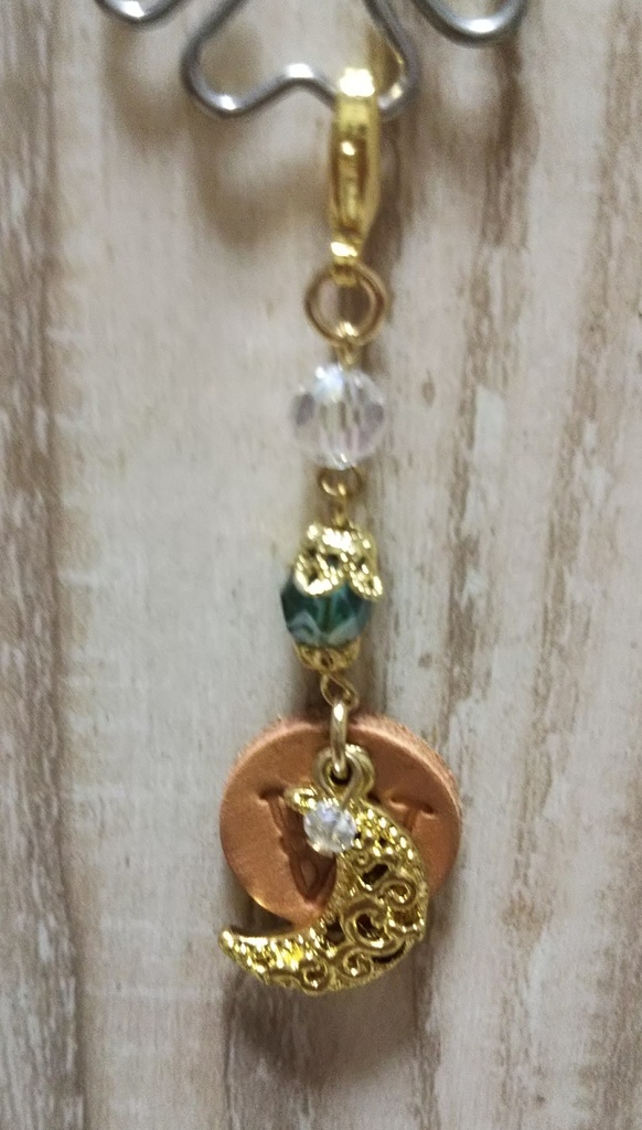 五飛の革タグ付きゴールドチャーム