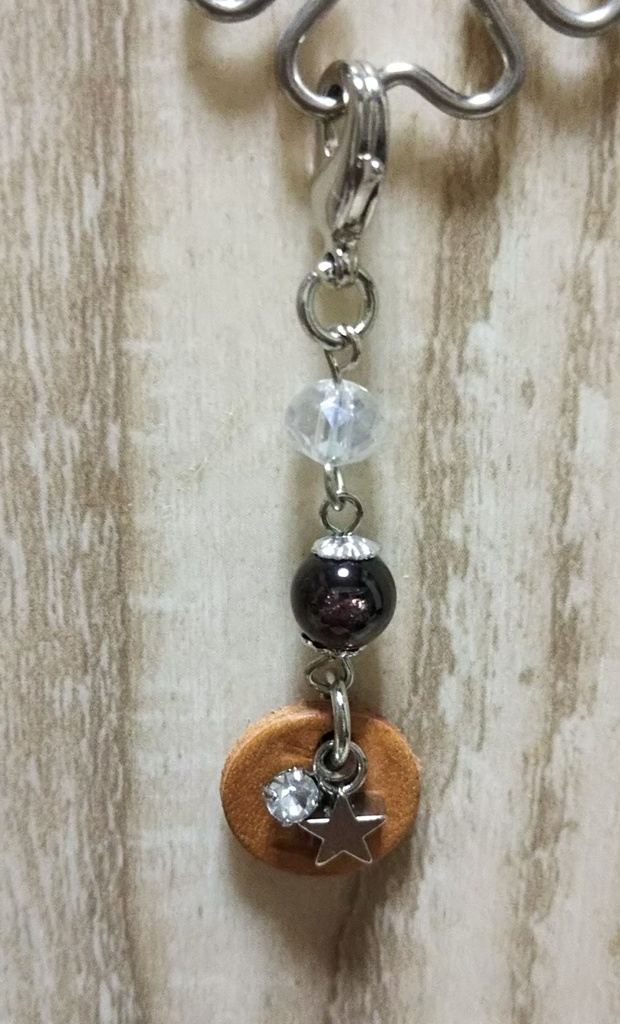 ヒイロの革タグ付きシルバーチャーム