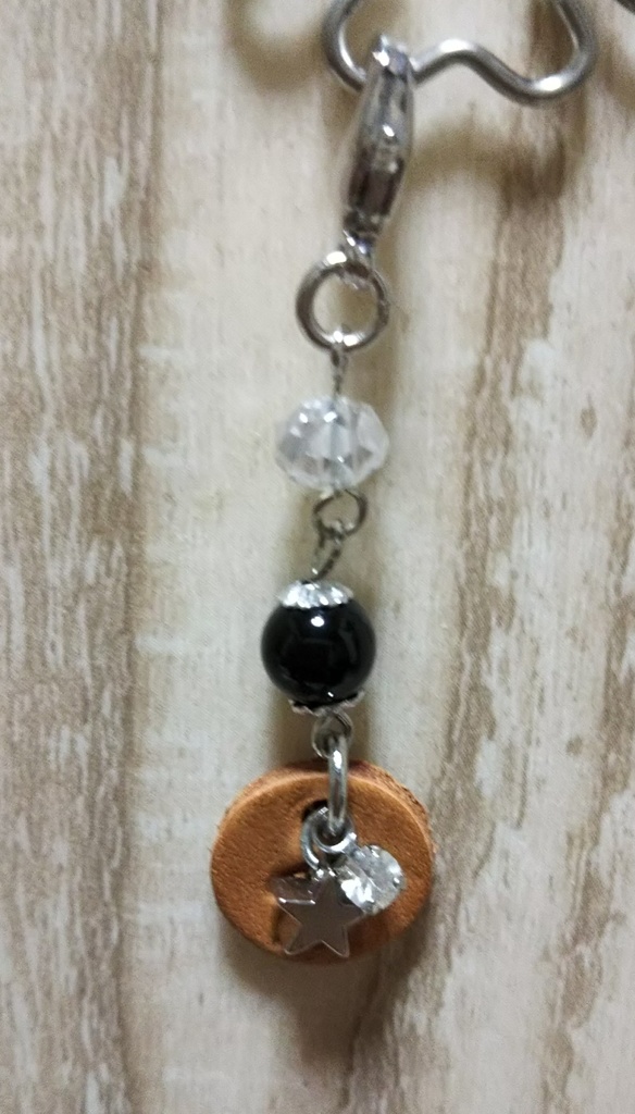 デュオの革タグ付きシルバーチャーム