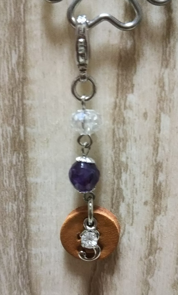 トロワの革タグ付きシルバーチャーム