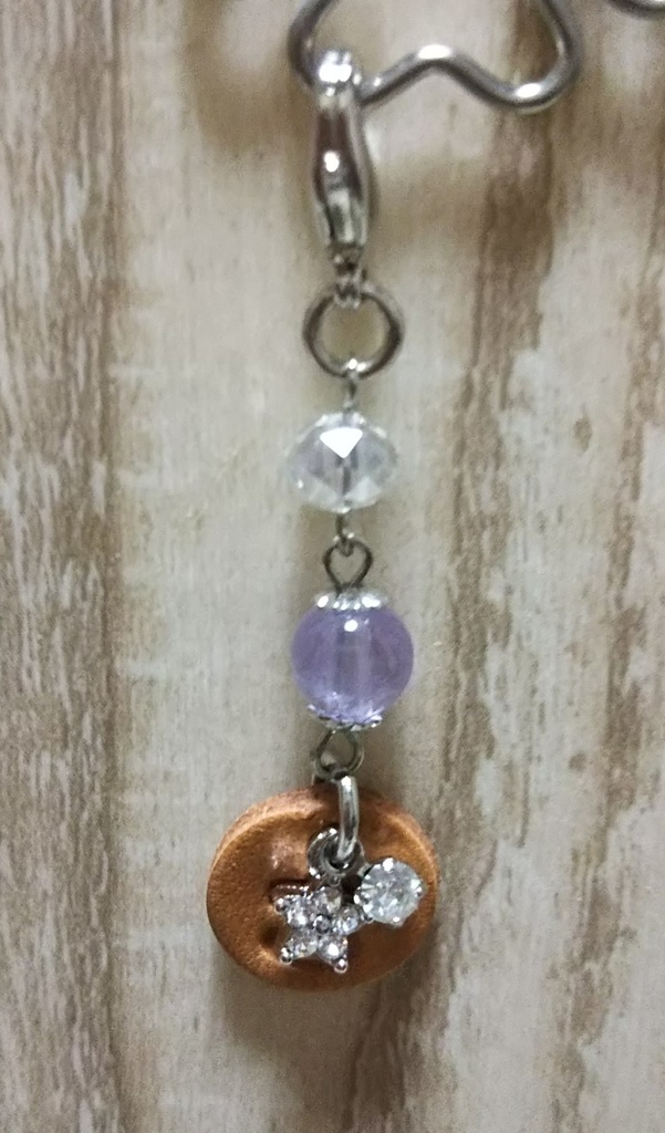 トロワの革タグ付きシルバーチャーム