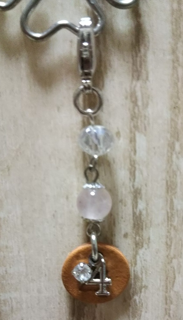 カトルの革タグ付きシルバーチャーム