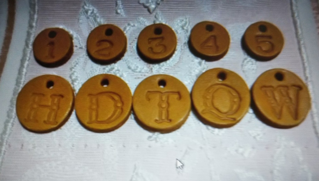 カトルの革タグ付きシルバーチャーム