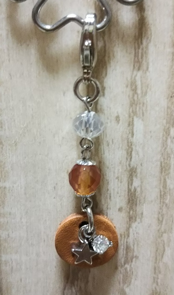 カトルの革タグ付きシルバーチャーム