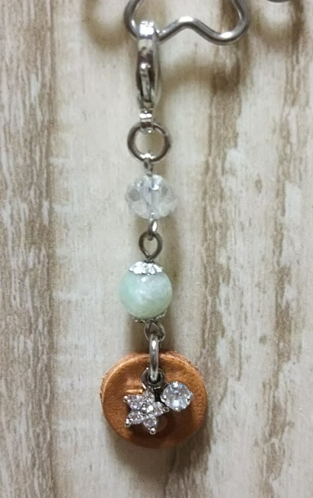 五飛の革タグ付きシルバーチャーム