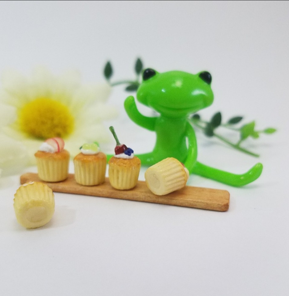 ミニチュアフード♡こんがりフルーツカップケーキ