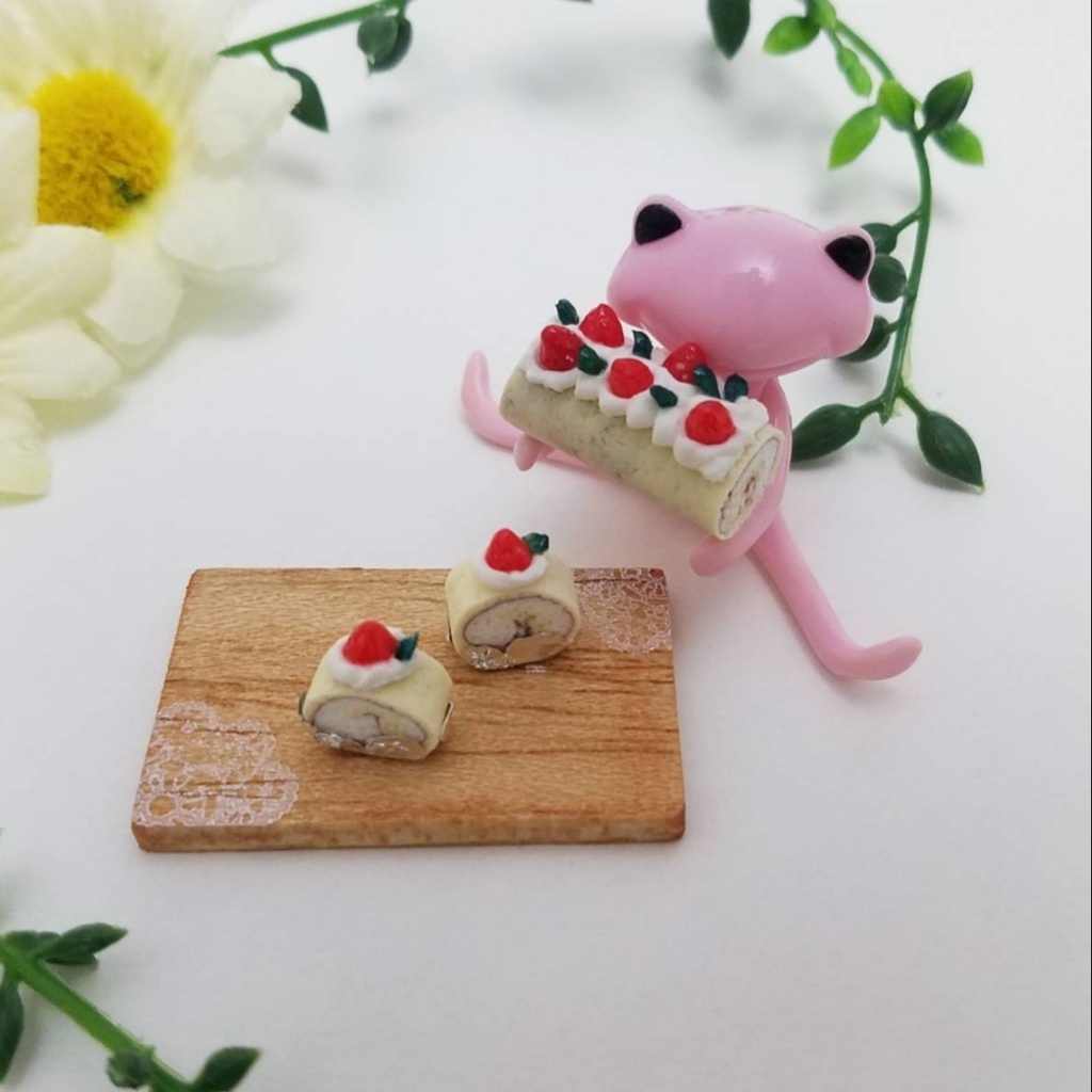 ミニチュアフード♡苺のデコレーションロールケーキ