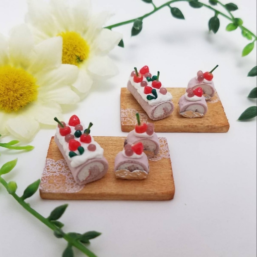 ミニチュアフード♡葡萄とさくらんぼのデコレーションロールケーキ