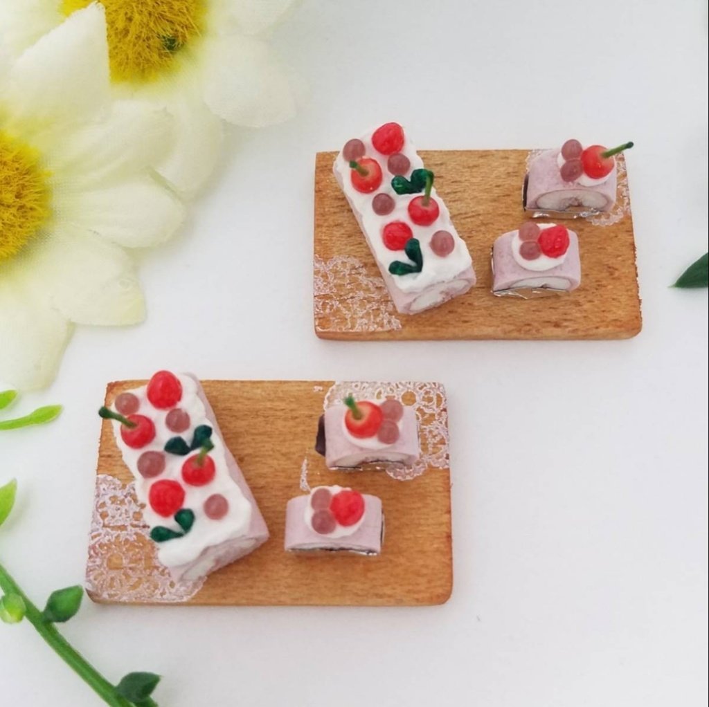 ミニチュアフード♡葡萄とさくらんぼのデコレーションロールケーキ