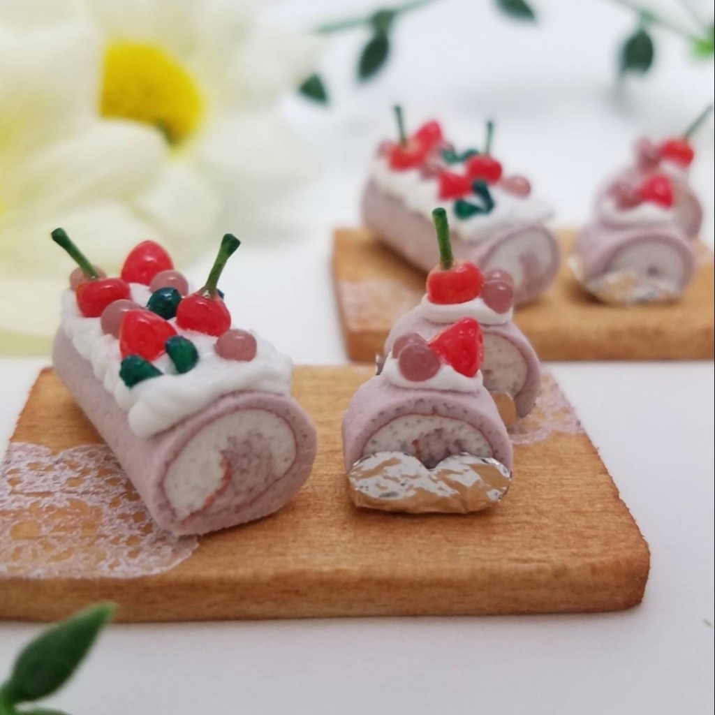 ミニチュアフード♡葡萄とさくらんぼのデコレーションロールケーキ