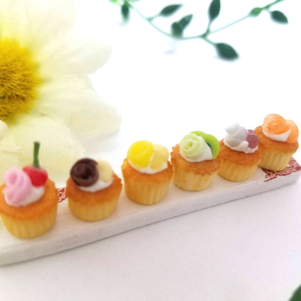 ミニチュアフード♡6種のローズコラボこんがりフルーツカップケーキ