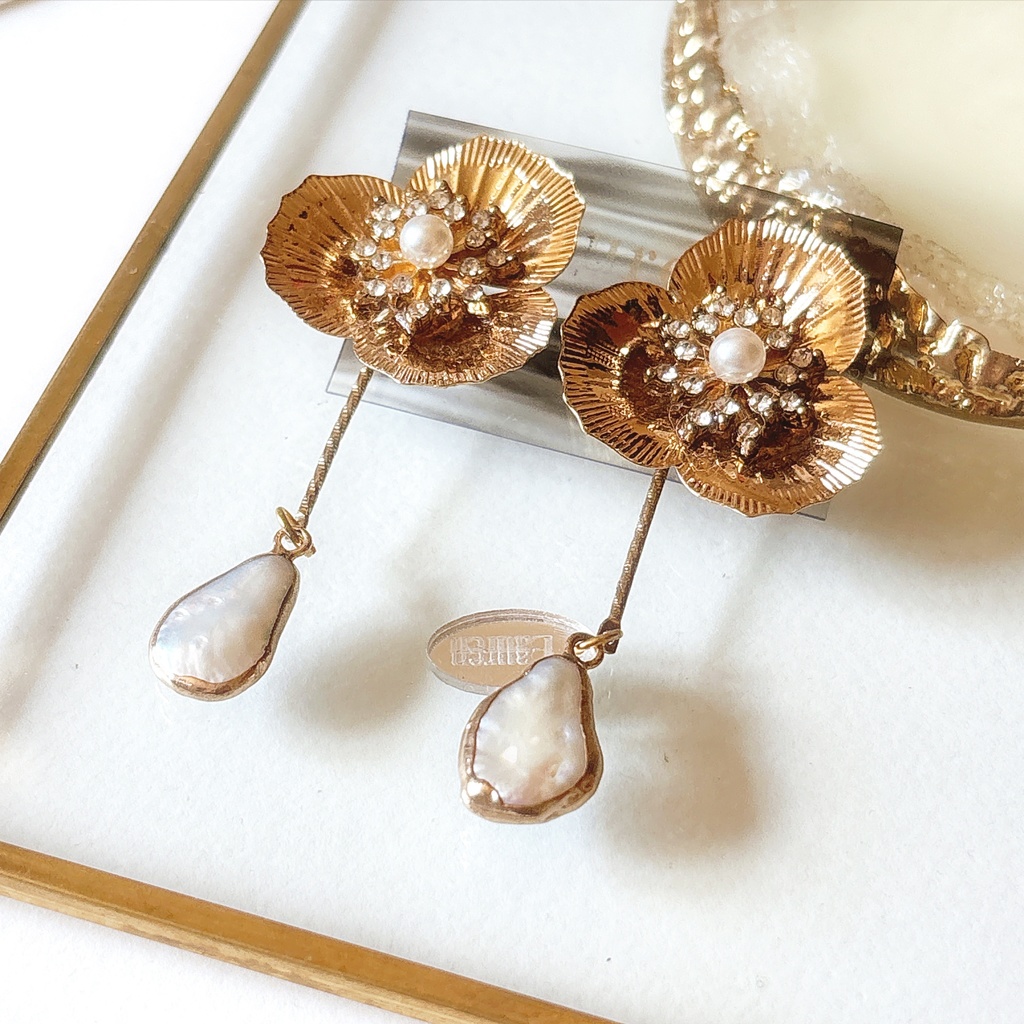 ゴールドのお花ピアス