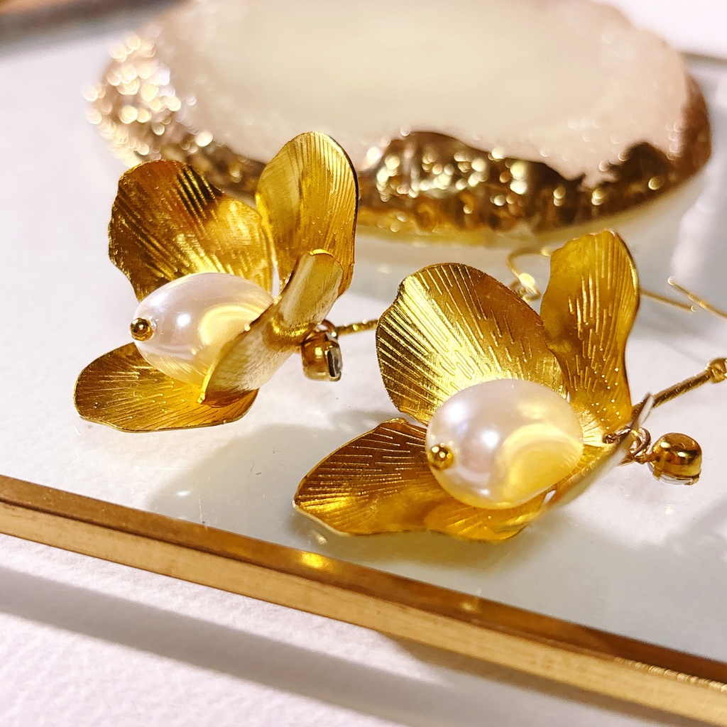 ゴールドのお花のピアス