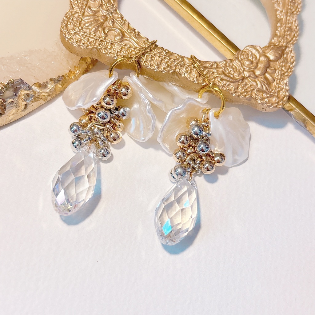 花びらパールの耳飾り