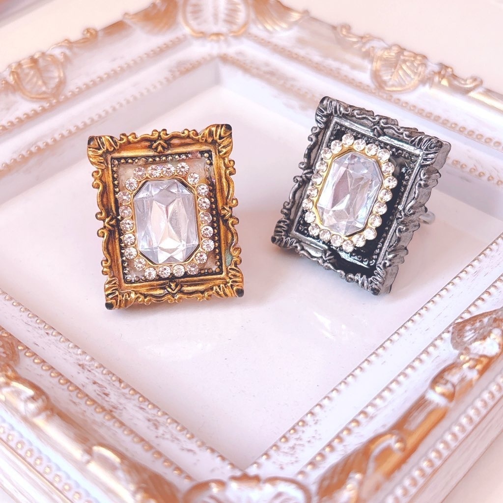 額縁とビジューのリング