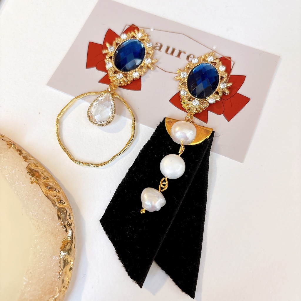 青いガラスとパールとリボンの耳飾り