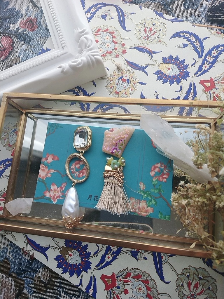 【富貴花鴒シリーズ】　月季美球　イヤリング（金具変更不可）