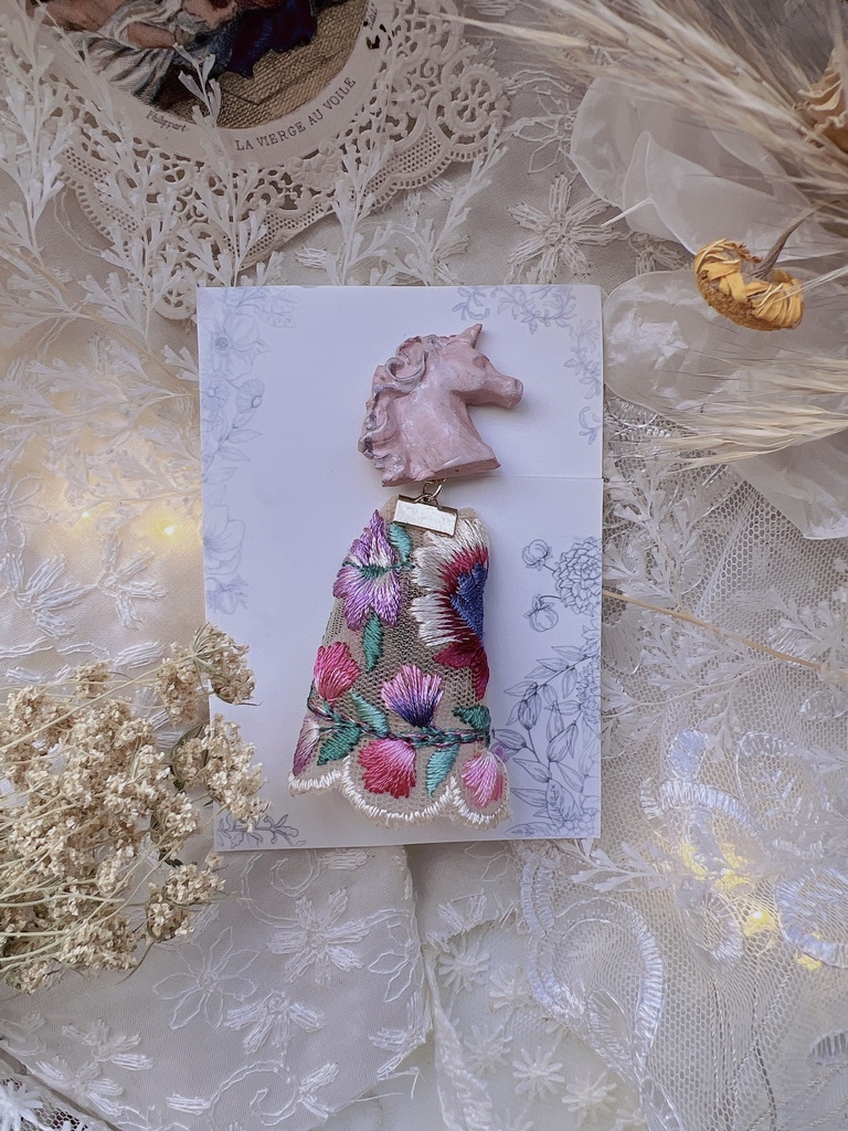 【白夜の贈り物】　思い出の木馬と花冠　　　片耳用シングルイヤリング