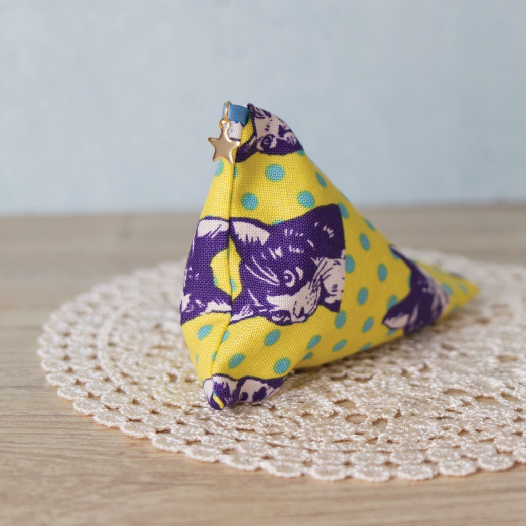 三角クッションソファ