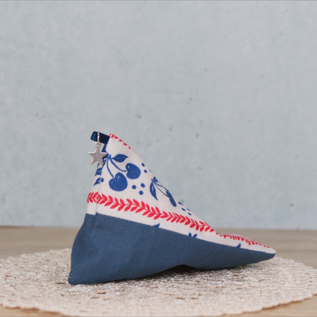 三角クッションソファ