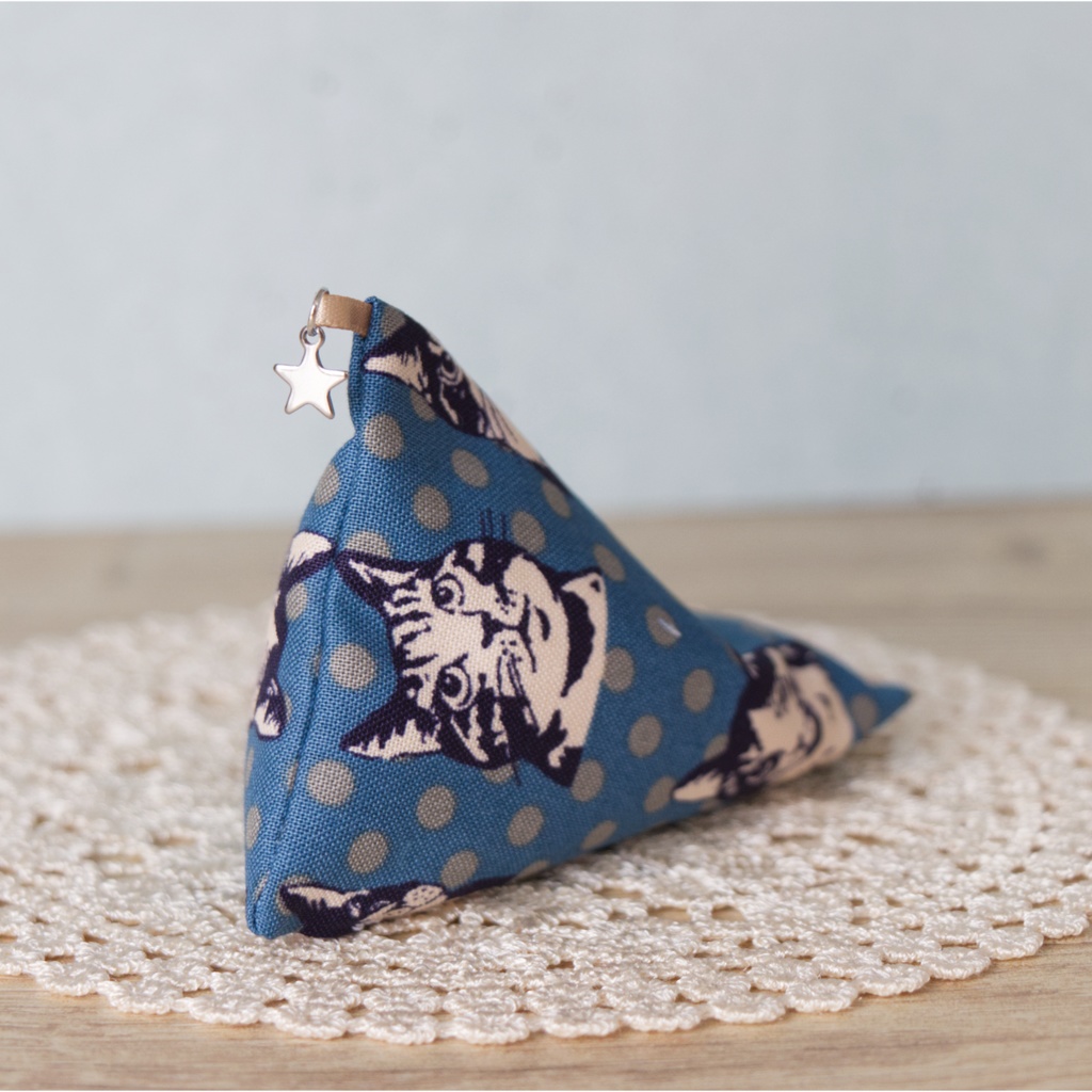 三角クッションソファ