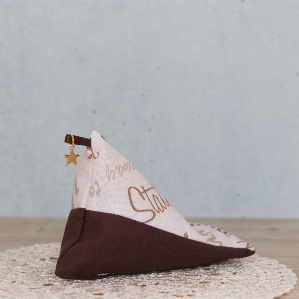 三角クッションソファ