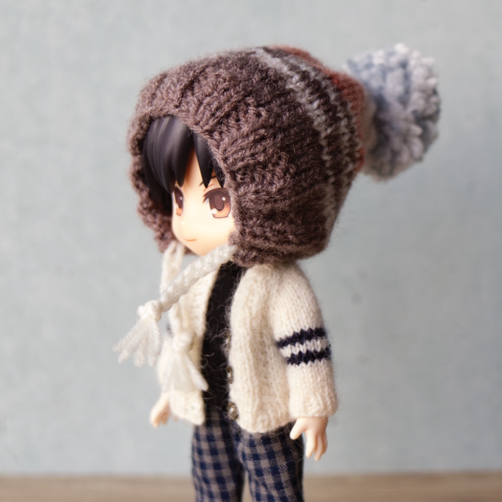 段染め毛糸の耳あて付きニット帽