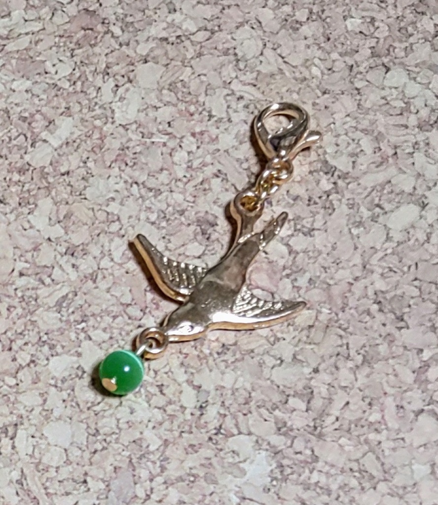 ゴールド色の鳥のチャーム