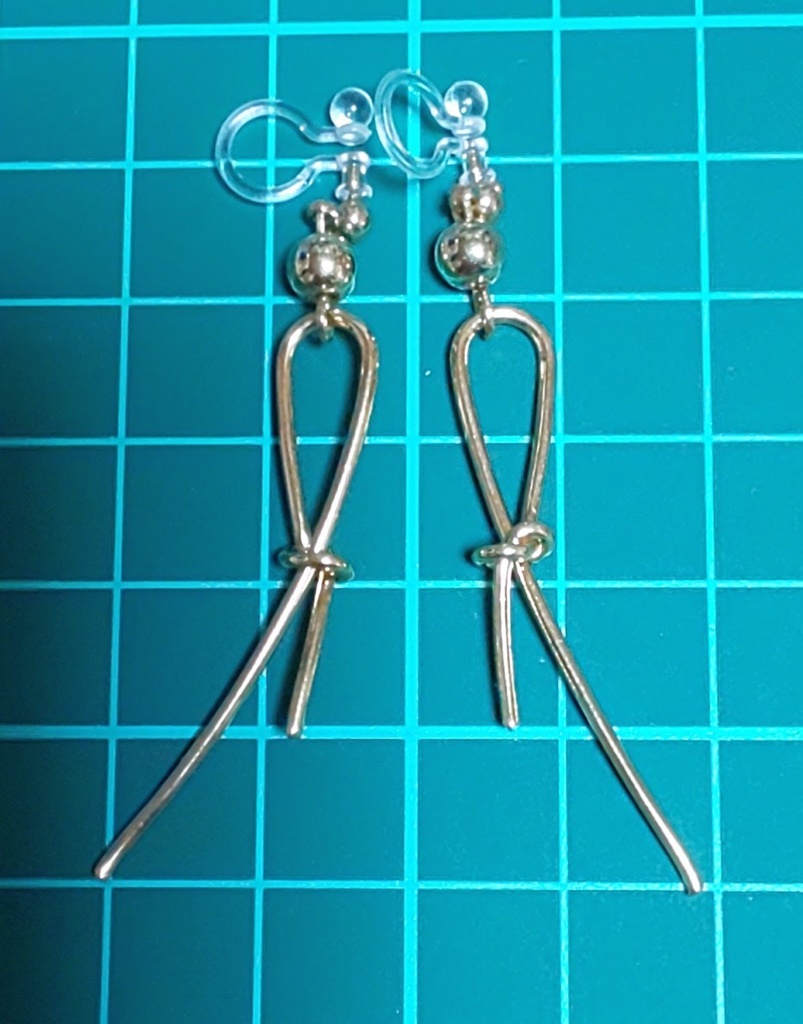 ゴールドビーズのノンホールピアス