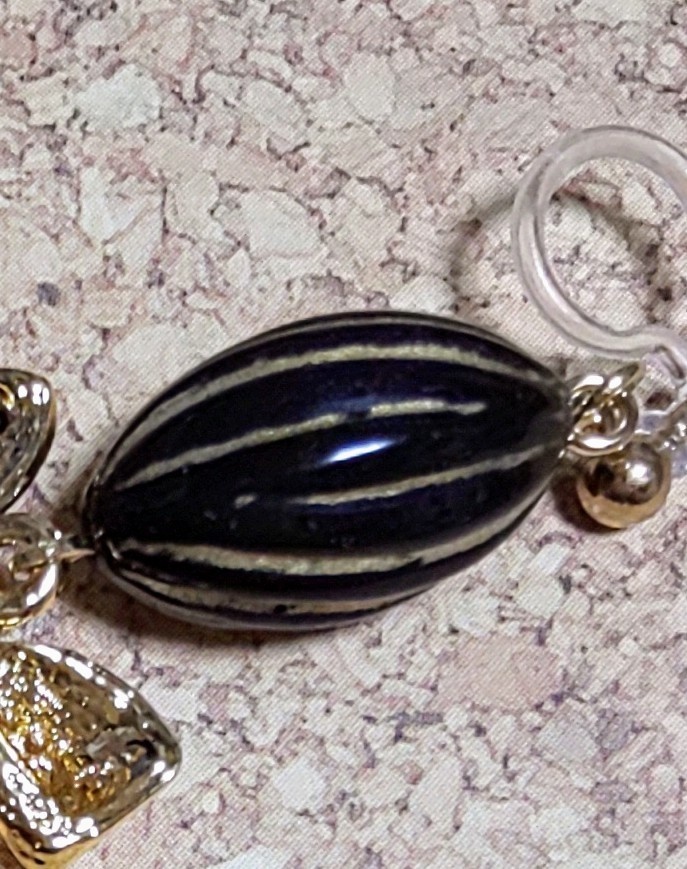 黒いビーズとリボンのノンホールピアス