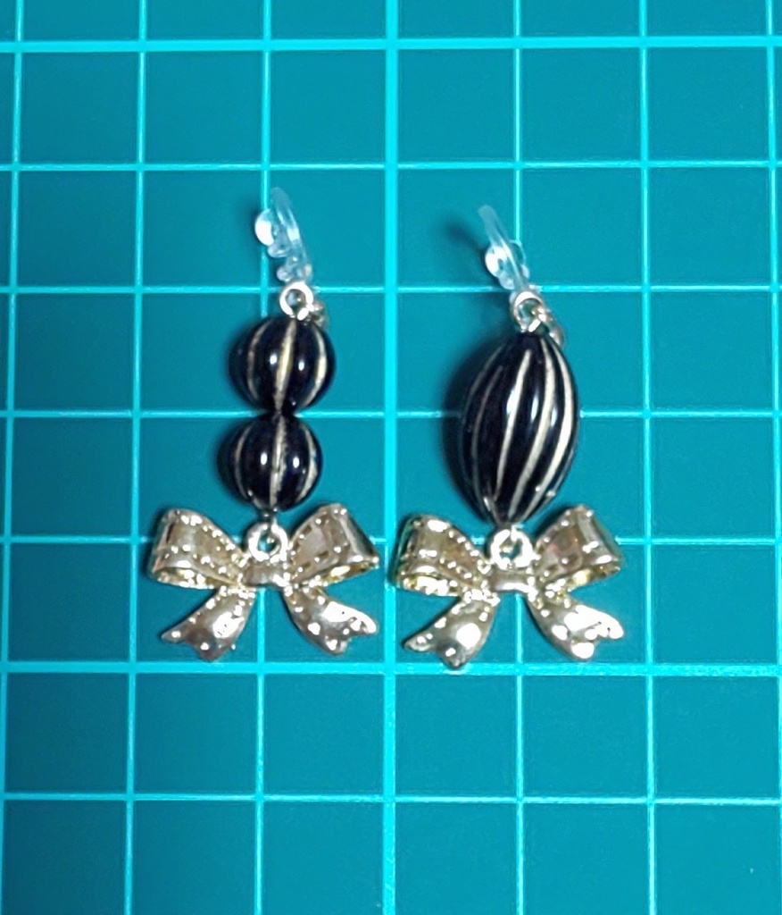 黒いビーズとリボンのノンホールピアス