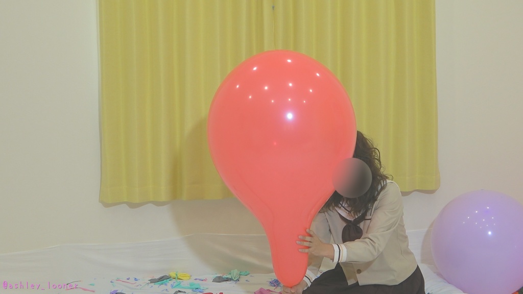 Popping 18 inch balloons with electric pump. 18インチ風船の電動ポンプ割り
