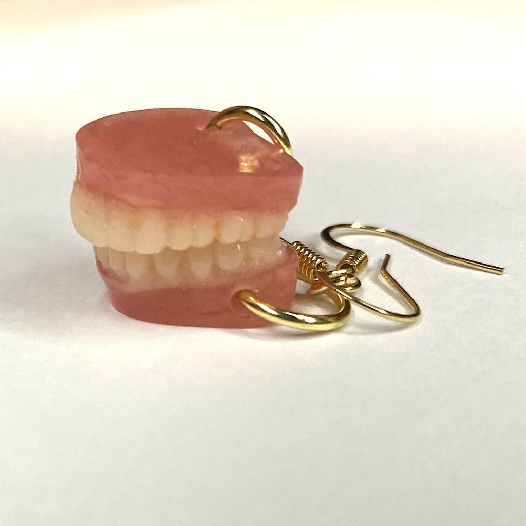 歯茎付きピアス