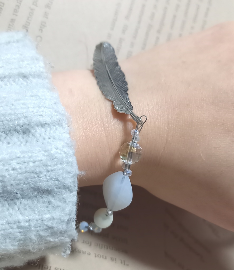 羽根のブレスレット