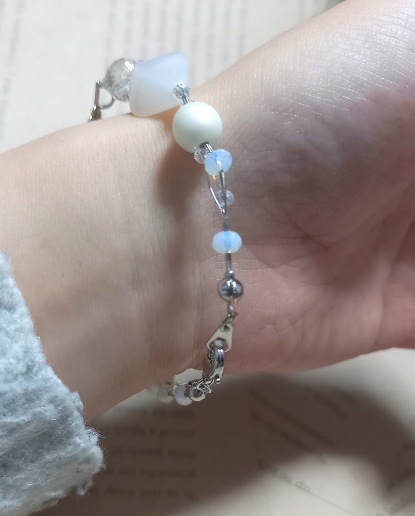 羽根のブレスレット