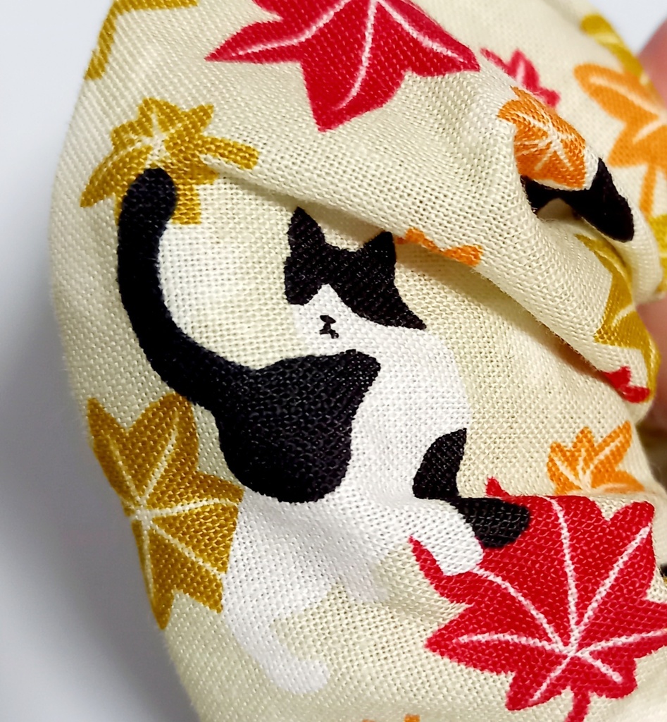 猫×紅葉のシュシュ