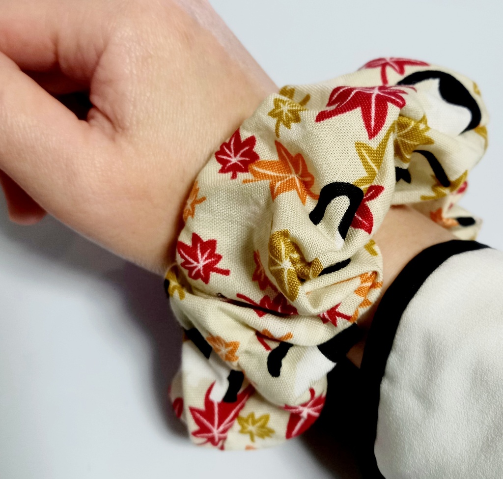 猫×紅葉のシュシュ