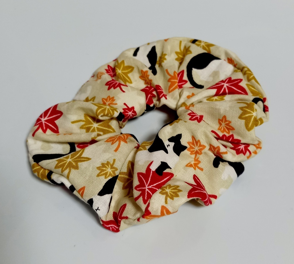 猫×紅葉のシュシュ