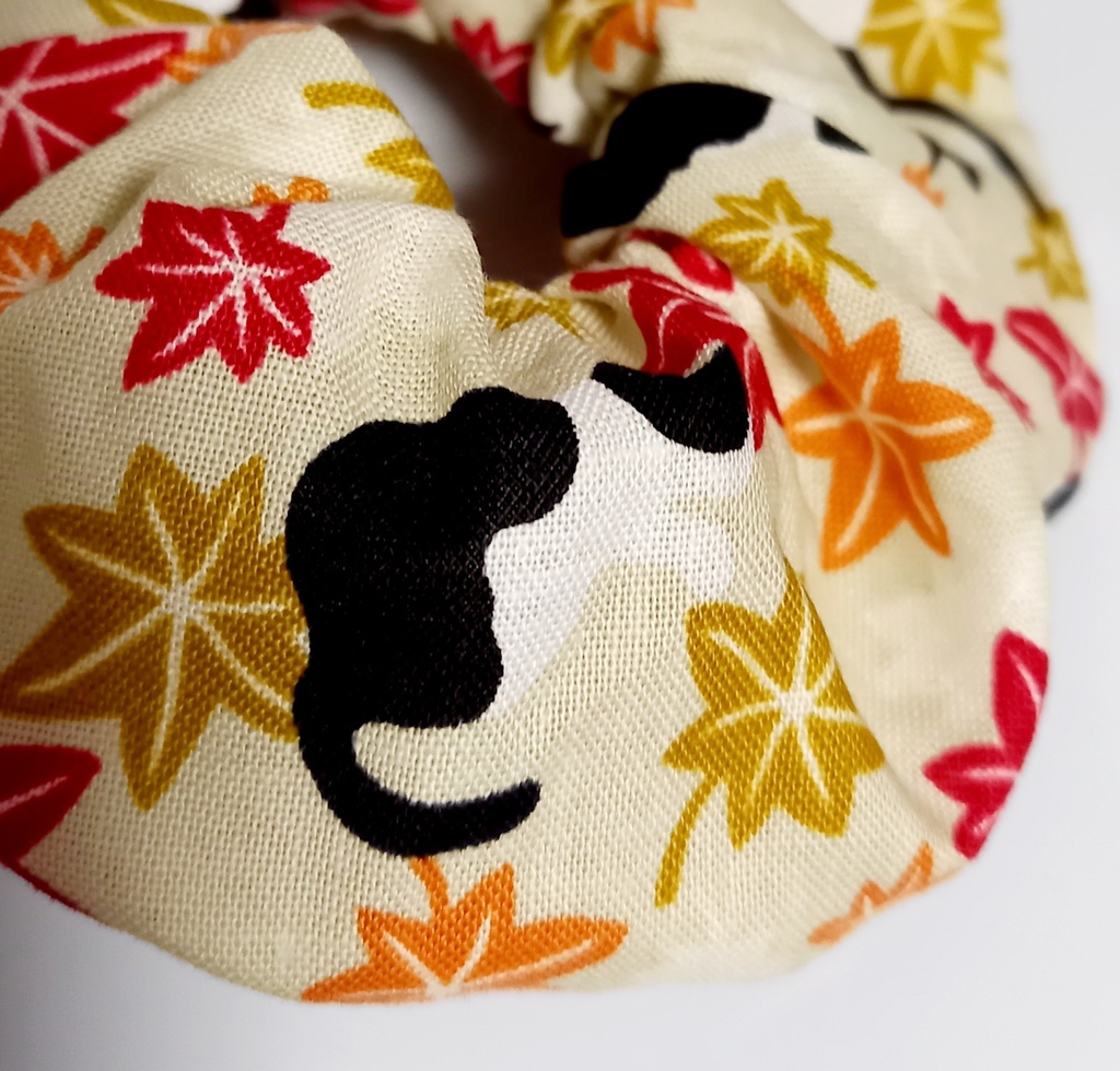 猫×紅葉のシュシュ