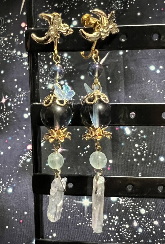幻想的なイヤリング、蝶と結晶