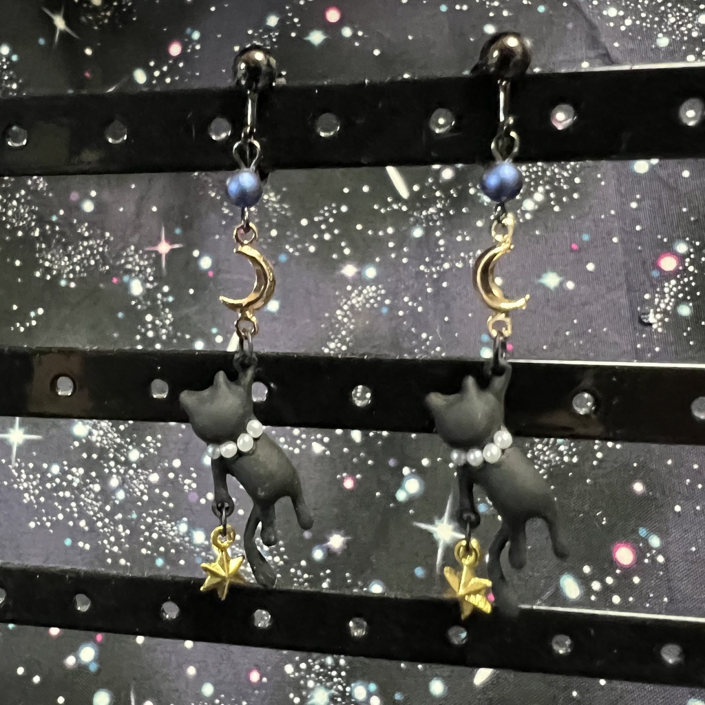 三日月と星を持つ黒猫イヤリング